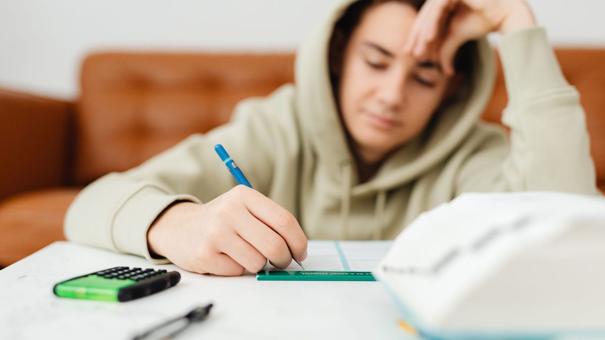 Evde matematik çalışan lise öğrencisi