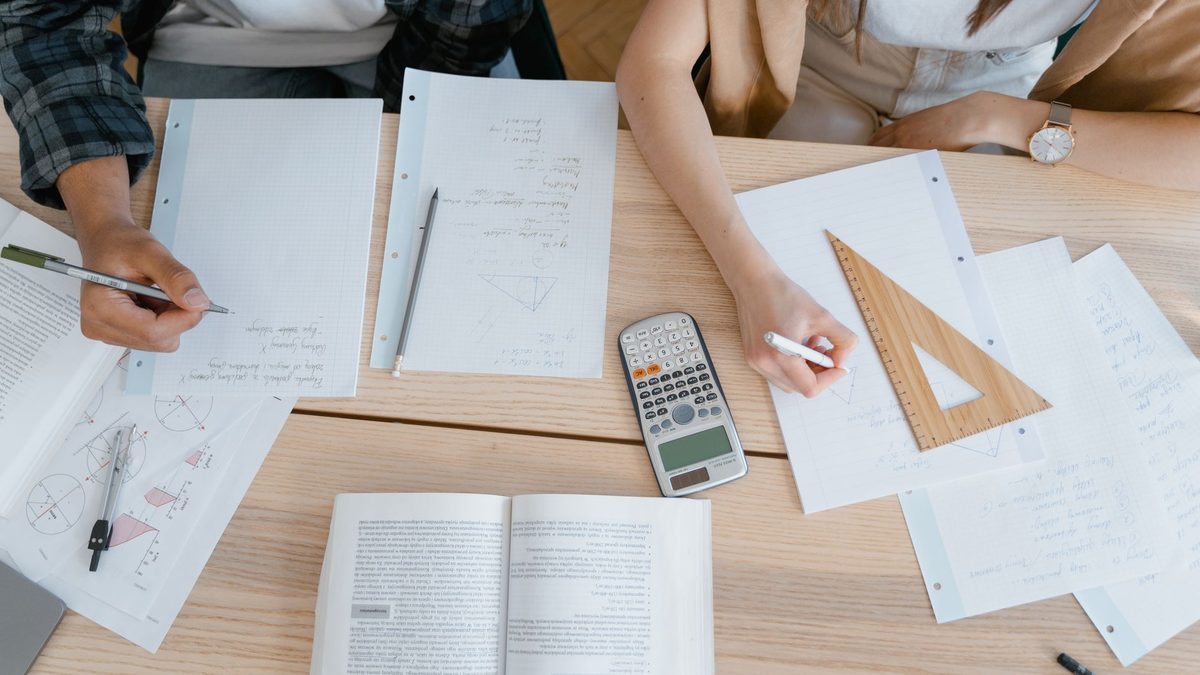 Defterde matematik problemi çözen öğrenci